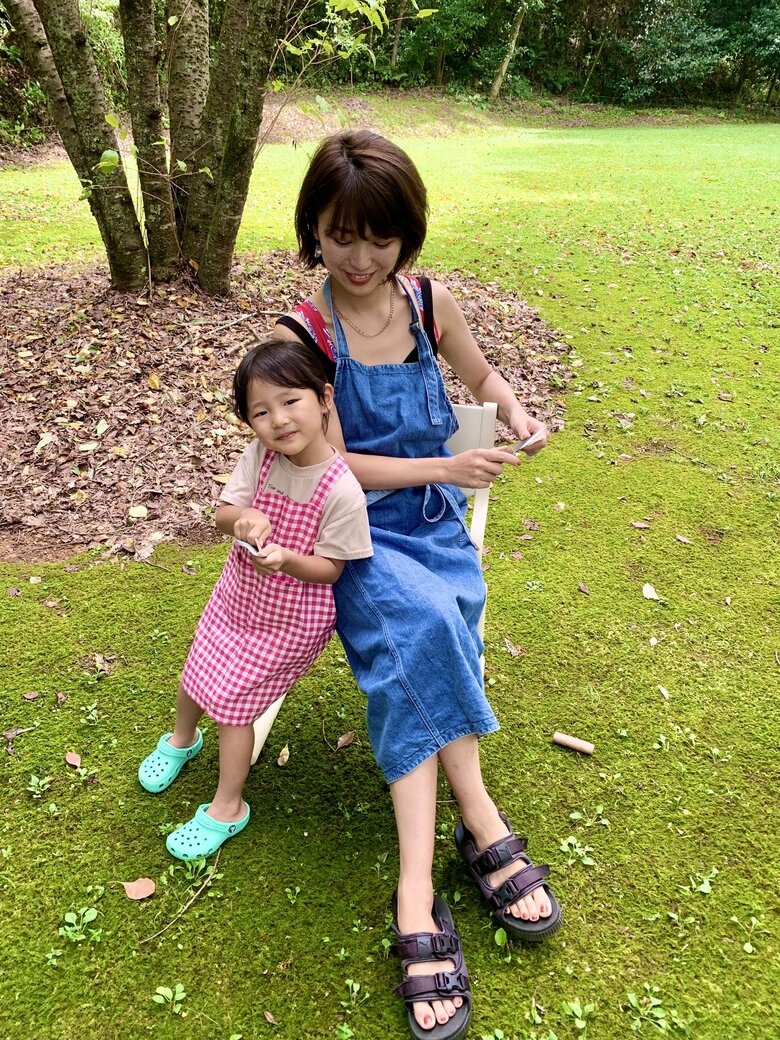 エプロンをつけた村上さんとお子さん
