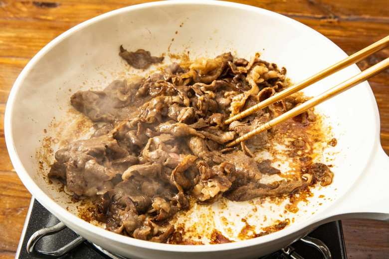 フライパンにごま油を入れて中火で熱し、牛肉を入れて炒める。色が変わってきたら焼肉のタレを入れて絡める。