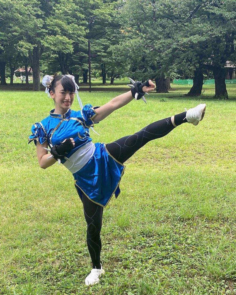 青い衣装が決まっている鈴木さん