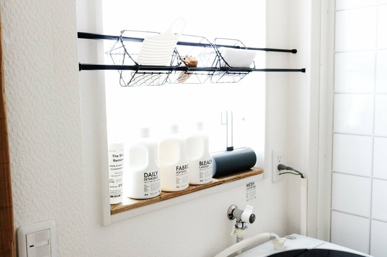 一見収納ケースが置けない場所にも収納スペースが！収納物は突っ張り棒の耐荷重に合わせて