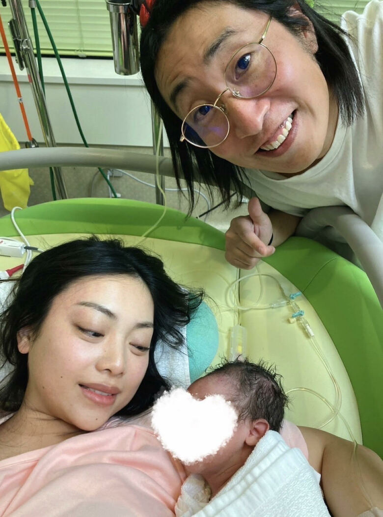 分娩台で家族の記念ショット