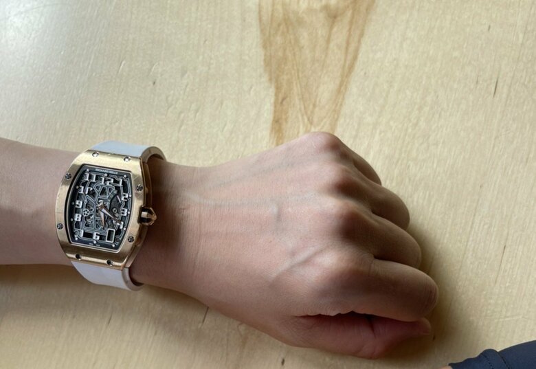 ウン千万円！？腕に光るのは、支援を受けるリシャール・ミルの時計。豪華でかっこいい！