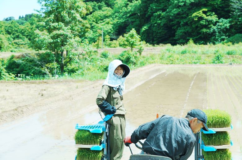 新潟で農業に関わりはじめて9年目だという小林さん。作業着姿もキマっています