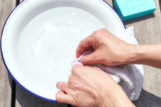 ウタマロ石けんの使い方3汚れをもみ洗いする
