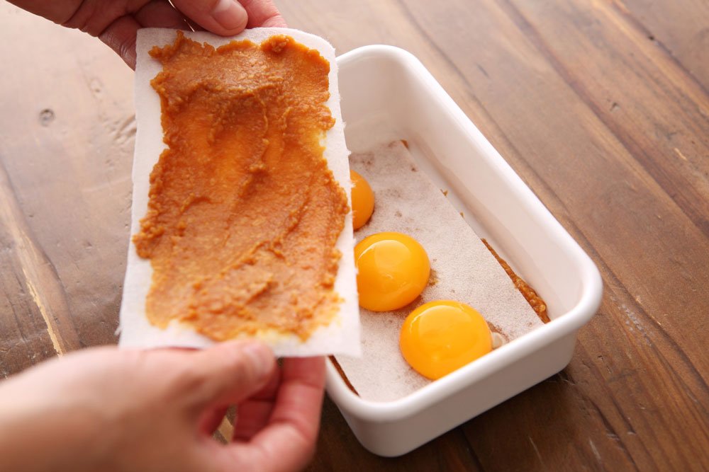 卵黄の上から味噌を重ねるところ