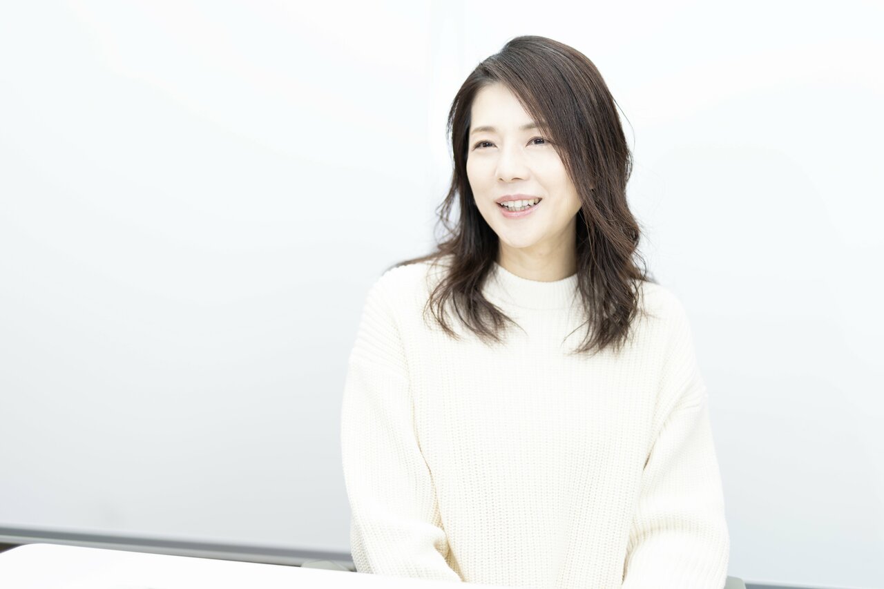取材に応じる吉岡美穂さん