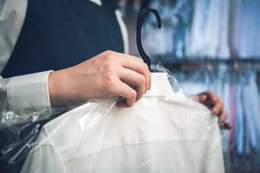 「ドライクリーニング」と「家庭洗濯」の違いは？仕上がりトラブルを防ぐ出し方も