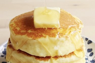 夢のようなふわふわの3段パンケーキに11万いいね「たった2つの材料で変わる！」