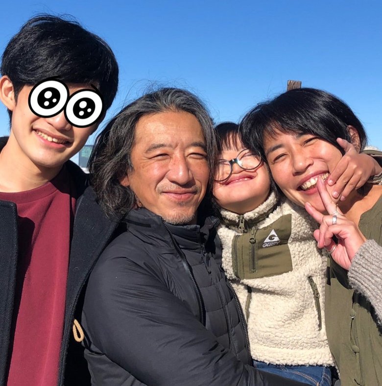 真っ青の空の下、家族4人で笑顔の奥山佳恵さん