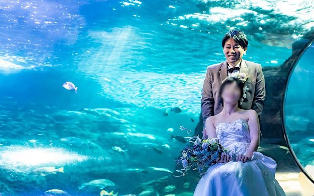 車椅子にのる妻と結婚の記念写真