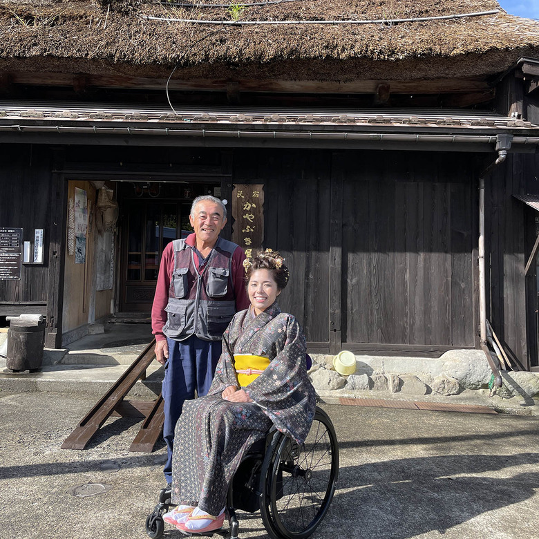 茅葺き職人の父と着物姿の渋谷さん