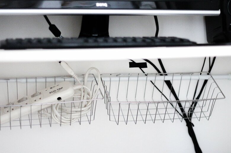 見せたくないコード類をデスク下にまとめてスッキリ