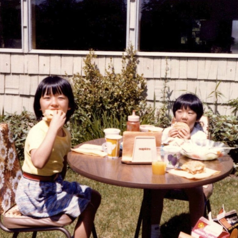 シアトルに住んでいた少女時代の住吉さん（左）。ハンバーガーにかぶりつく姿が様になっている！（写真提供／本人）