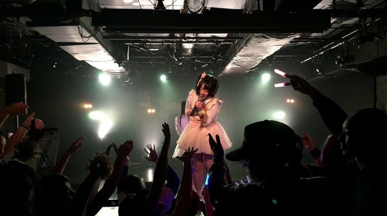 ライブで熱唱する夏目さん