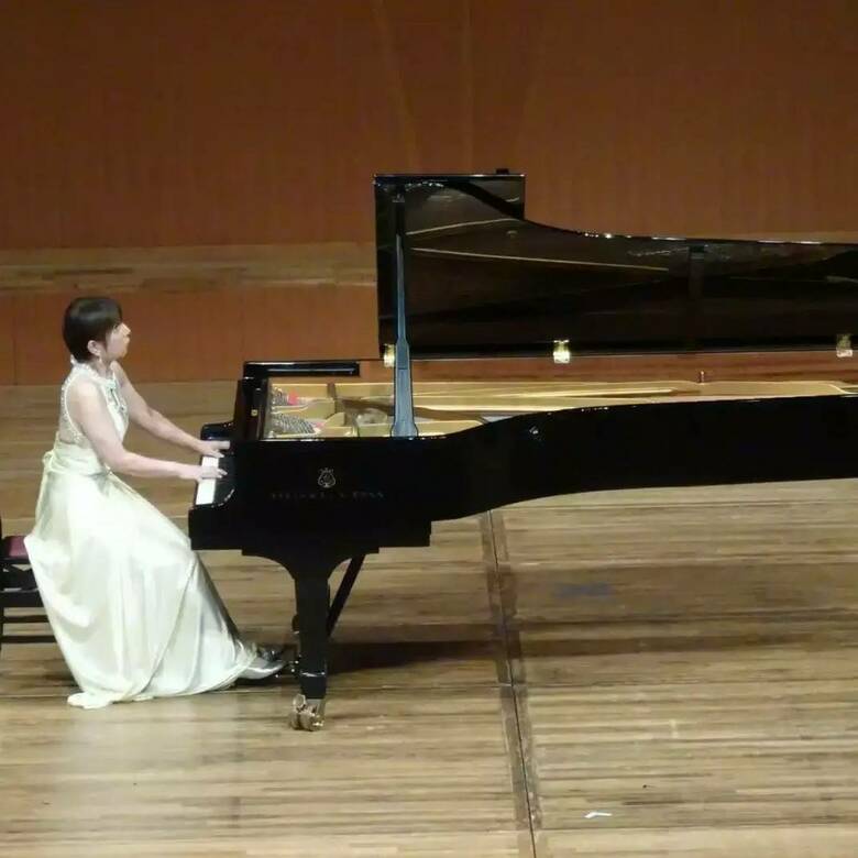 大学在学中からピアニストとして活動開始した