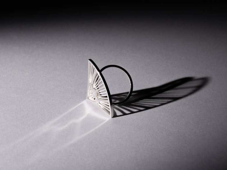 緻密な仕事ぶりが伝わってくる「TOUROU」のリング「sense – ring」