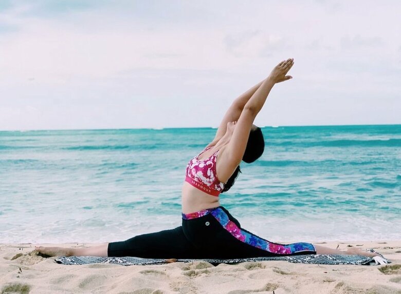 産後にヨガインストラクターの資格を取ったローラさん。海をバックに気持ちよさそう！