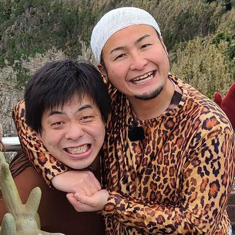 相方・藤田さんに「ニーブラ」をする石山さん