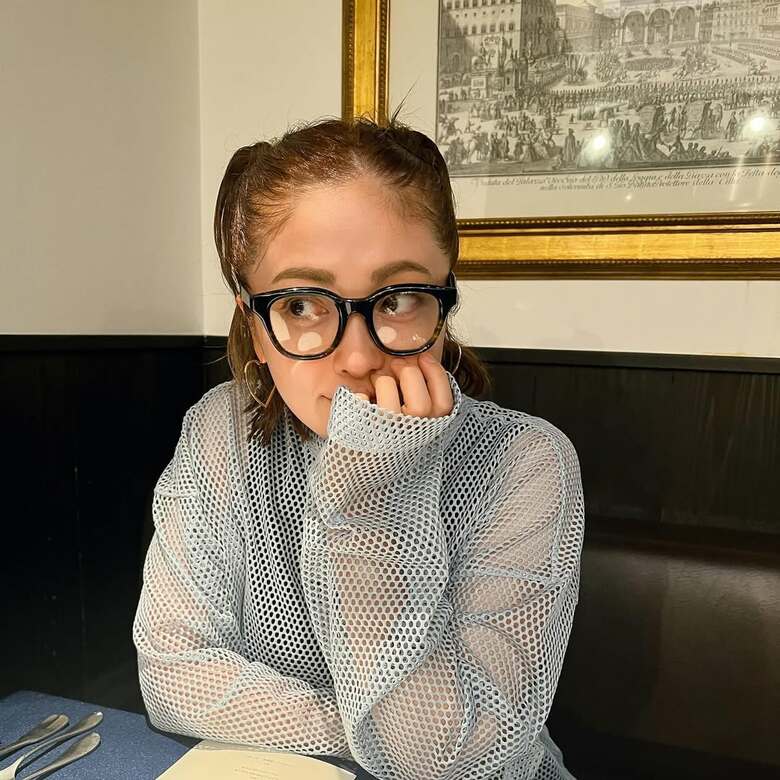 メガネコーデもさまになる！プライベートの平山あやさん