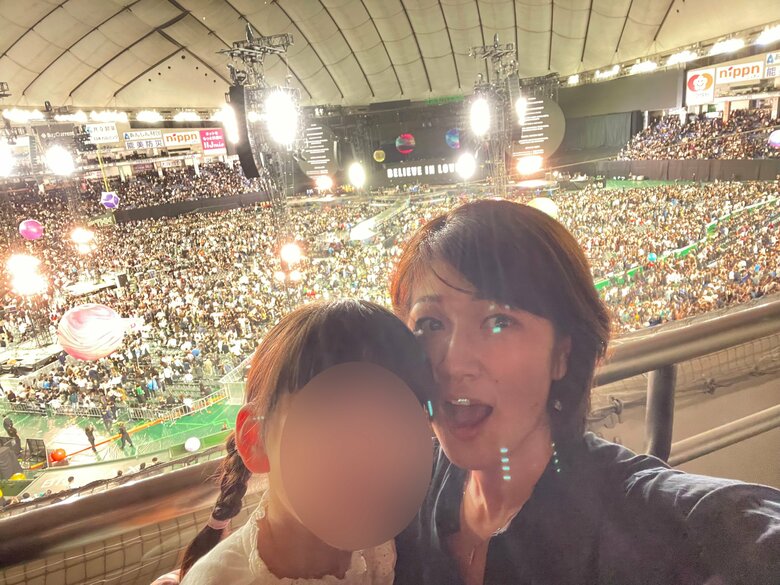 娘とはライブも一緒に行く機会も多いという母娘の2ショット