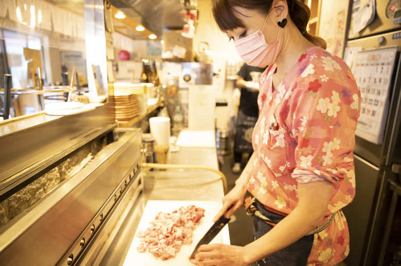 豚の喉元をさばくユカさん。TwitterやInstagramでも積極的に発信していて、華麗な包丁さばきはYouTube「やきとんユカちゃんねる」でも見られる