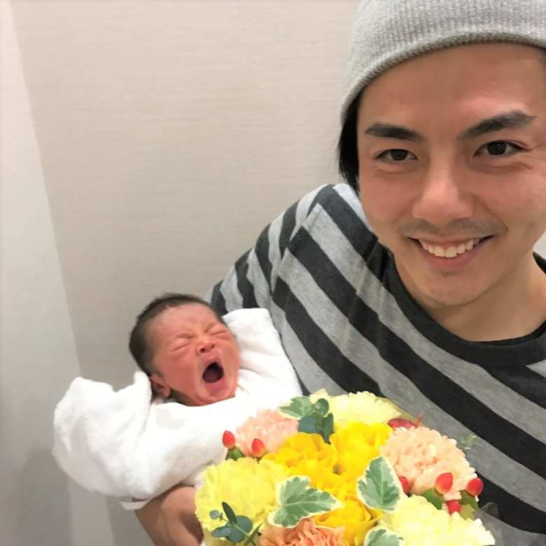 「パパ産休」を利用し、出産に立ち会った社員。生まれたばかりの息子さんと。