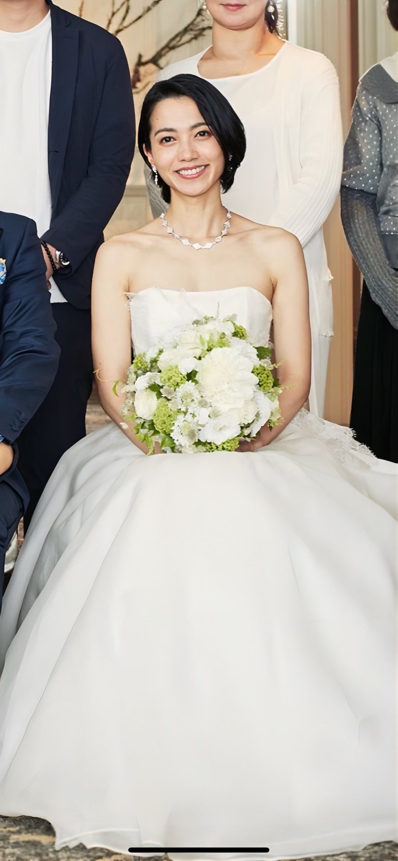 37歳で結婚、ウェディングドレスに身を包む遠藤さん