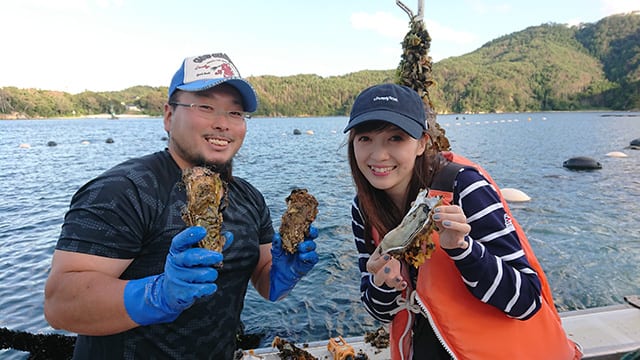 宮城県気仙沼市の牡蠣漁師　畠山政也さん（写真左）と高橋さん