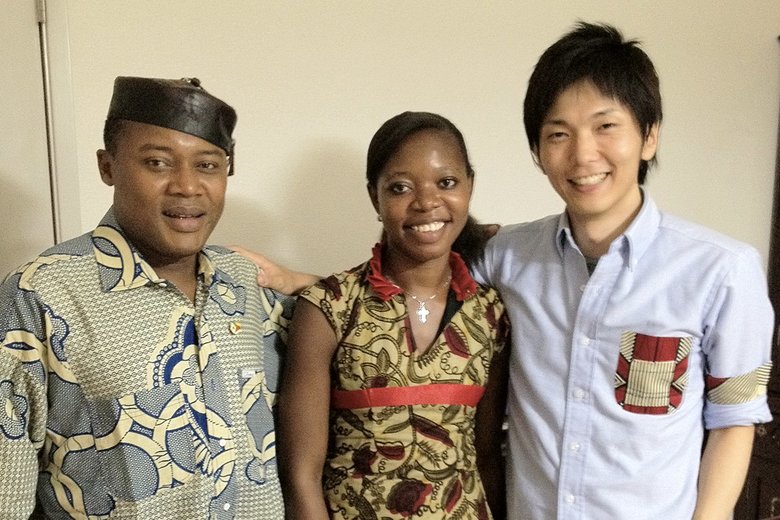 20代後半から支援しているベナン共和国の元駐在大使でタレントのゾマホン・ルフィンさん（左）と