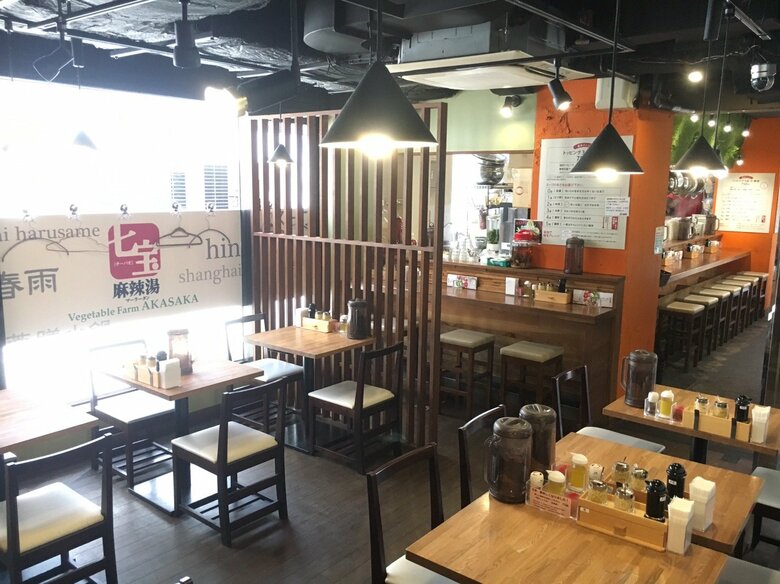 「七宝麻辣湯」東京・赤坂店の店内。若い女性が8割を占めている