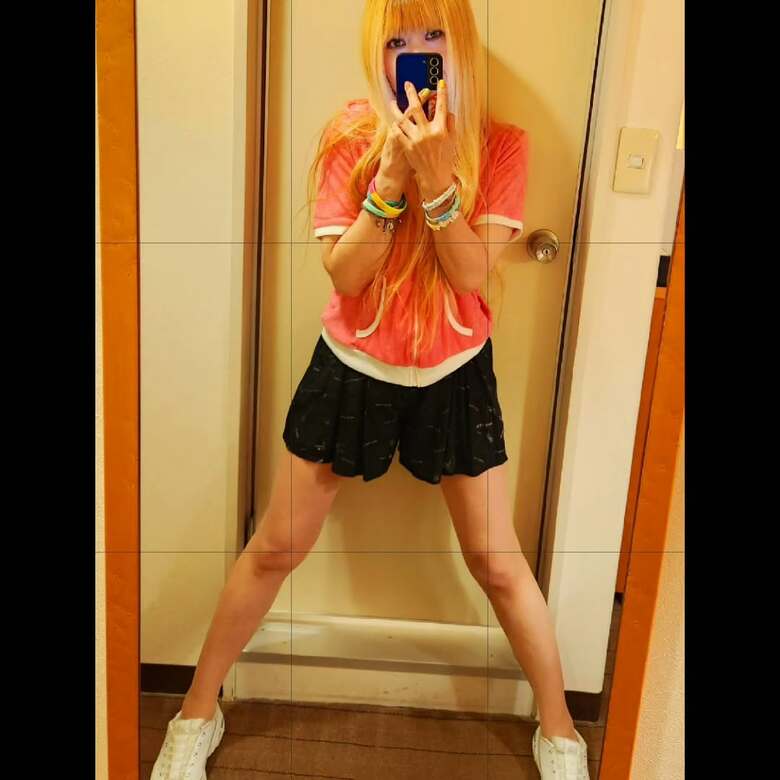 オフの日は上下200円コーデ。膝が綺麗！