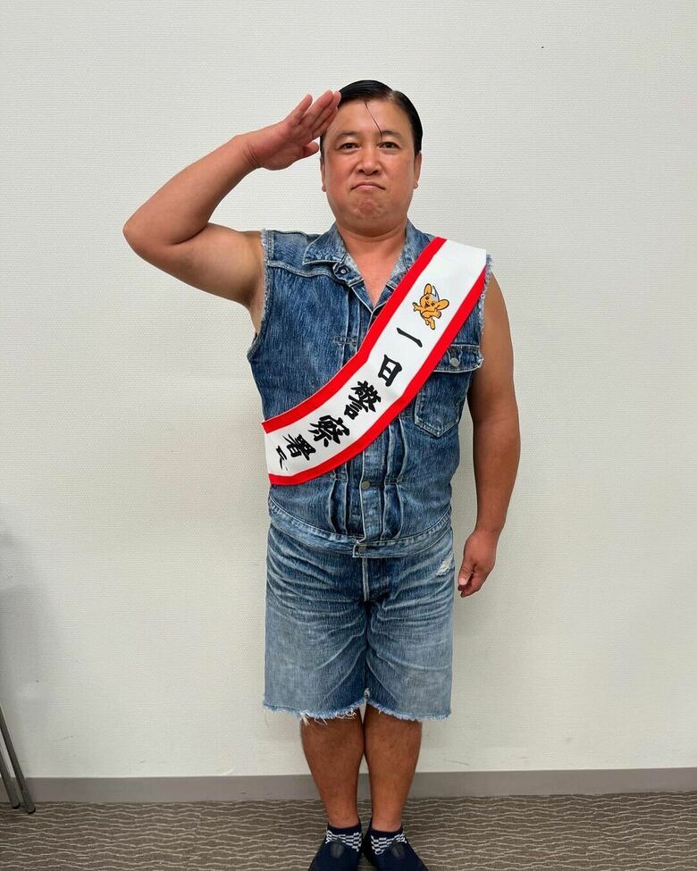 駒込警察署で一日署長を務めたときの一枚。ポーズも決まってます！