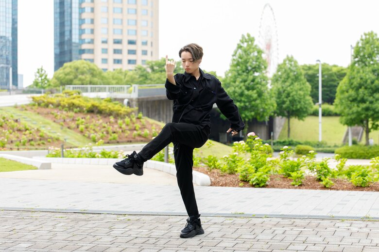 激しい筋トレはしないという藤井さんだが、決めポーズのブレなさはさすが