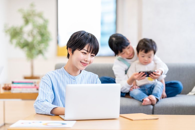 ついついデジタルデバイスに子守をさせてしまうことも