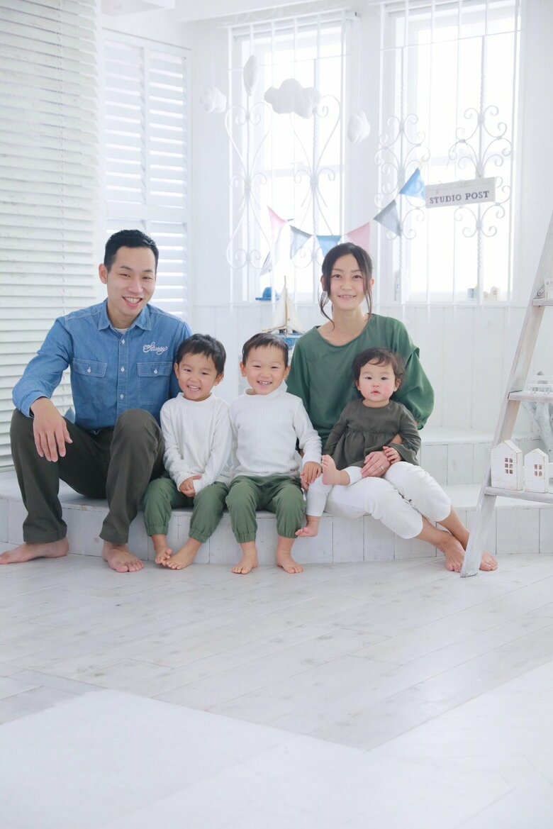 ナカラル代表の関原さんご家族。双子の長男、次男、長女の3人のお子さんがいる