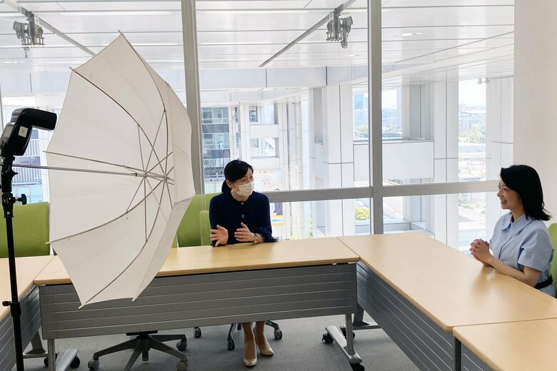 生野陽子アナウンサーの取材に同席する春日さん