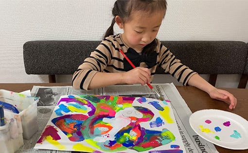 自己流も世界から絶賛！8歳の天才アーティストの母「才能を伸ばす