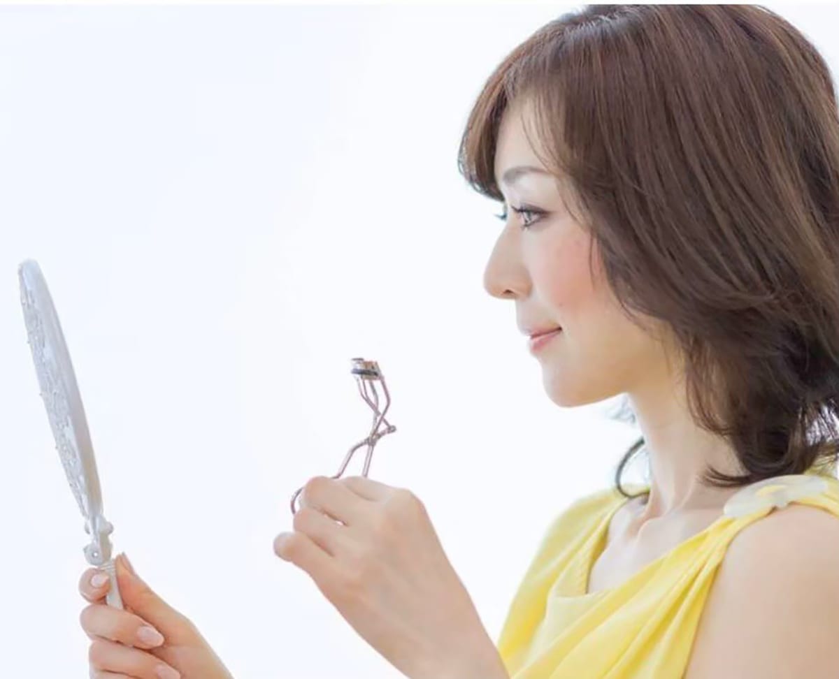 ビューラーを使う福井美余さん