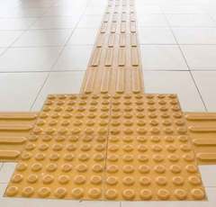 「子どもが痛がるから点字ブロックを撤去して」 モンスタークレームの背景に何が？