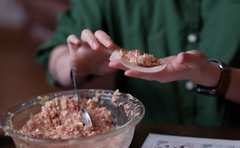 「酢を加えるだけ!?」餃子同士がくっつかない焼き方の裏技