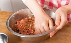 マグカップでハンバーグ!?プロの手抜きワザに「ここまで省いていいんだ…」