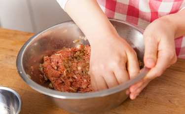 マグカップでハンバーグ!?プロの手抜きワザに「ここまで省いていいんだ…」