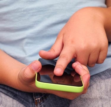 小中学校でのスマホが解禁！？持ってないという理由でいじめられないか心配…