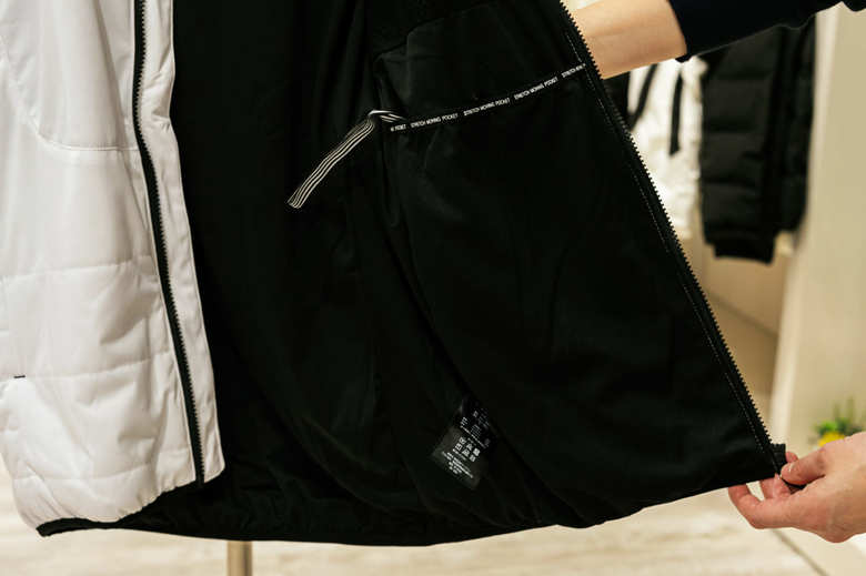 ワークマン女子 エアロストレッチブルゾンの内ポケット