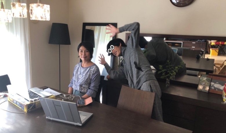 自宅でオンラインのテレビ中継をする奥山佳恵さんと長男の空良くん