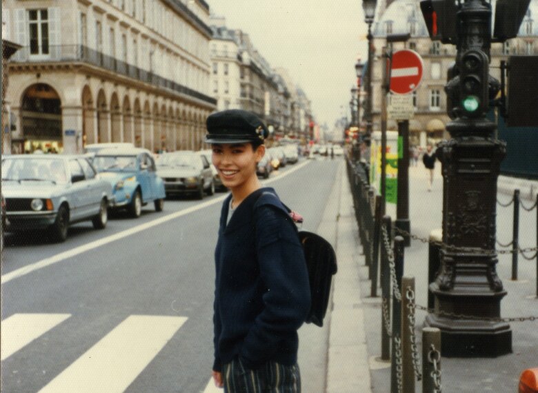 ベリーショートが新鮮！パリの街に溶け込む林マヤさん