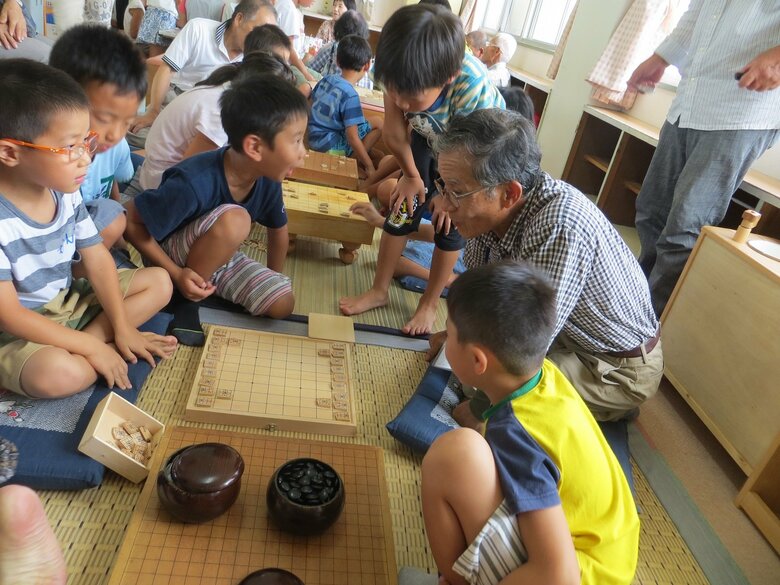 3世代交流会の様子。世代を超えて将棋や囲碁に取り組む姿が新鮮！