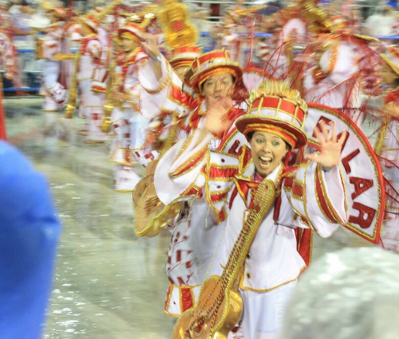 派手な衣装も目を引く！リオのカーニバルに参加した阿部さん