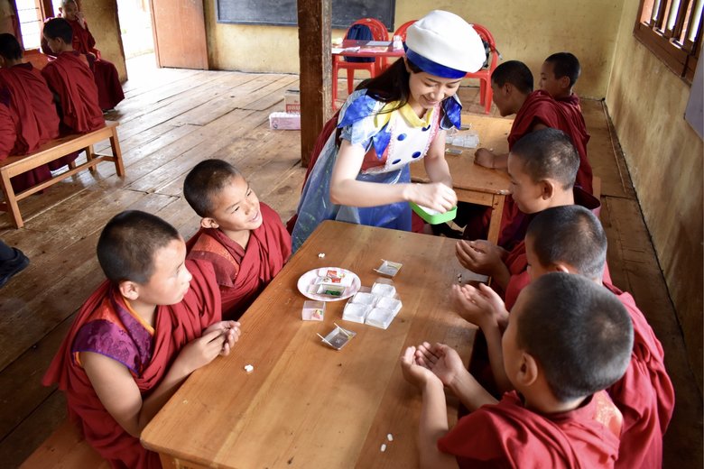 ブータンでのレッスン。子どもたちはみんなねんどに興味津々です