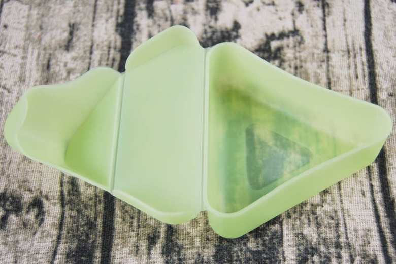 早速蓋を開けて、昨晩の残りご飯を詰めていきましょう！ ご飯を詰めようと手のひらに乗せた瞬間、プルプル震え出した「簡単おにぎりパック 大」。無理にご飯を押し込むのではなく、しゃもじを使って優しく“ふんわり”とご飯を詰めてあげてくださいね。